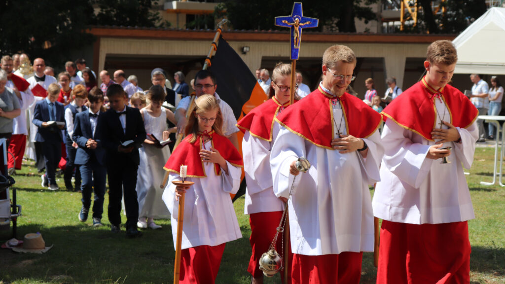 Prozession der Gemeinde beim Pfarrfest 2019