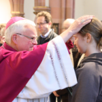 Erzbischof segnet Josefine