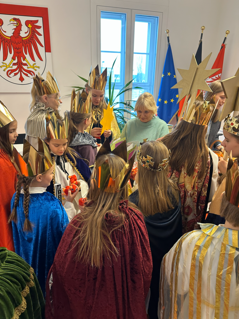 Landtagspräsidentin Liedtke verteilt Geschenke an die Sternsinger